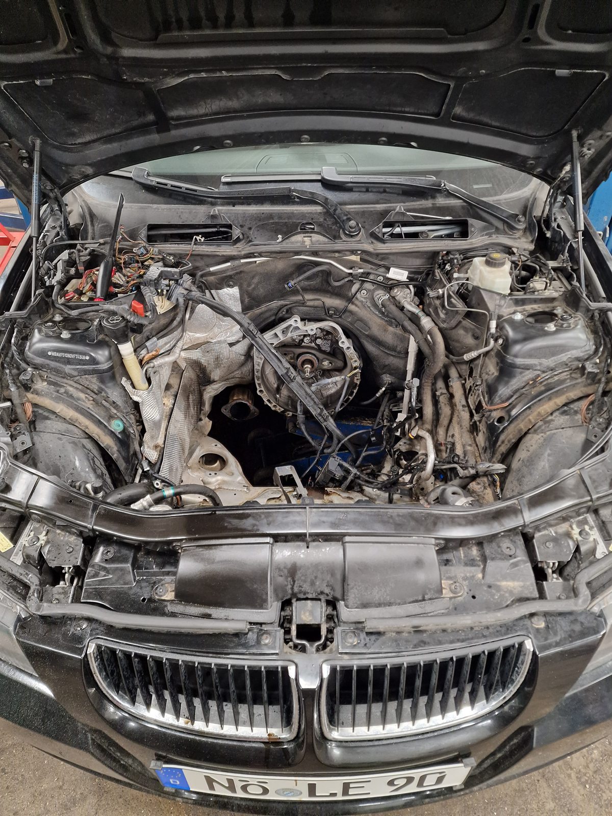 Freigelegter Motorraum bei umfangreichen Reparaturarbeiten