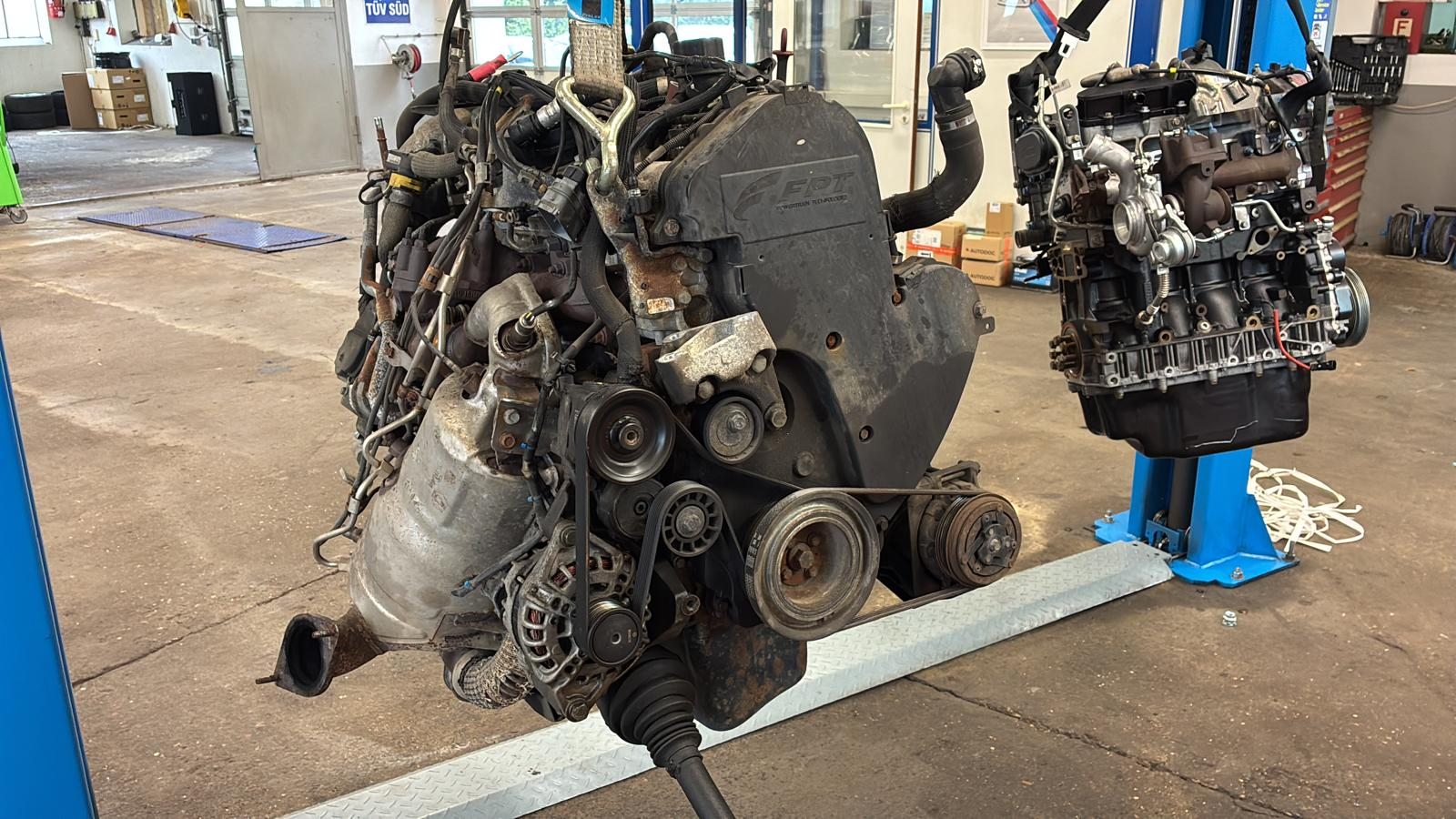 Zwei ausgebaute Motoren auf Werkstattwagen