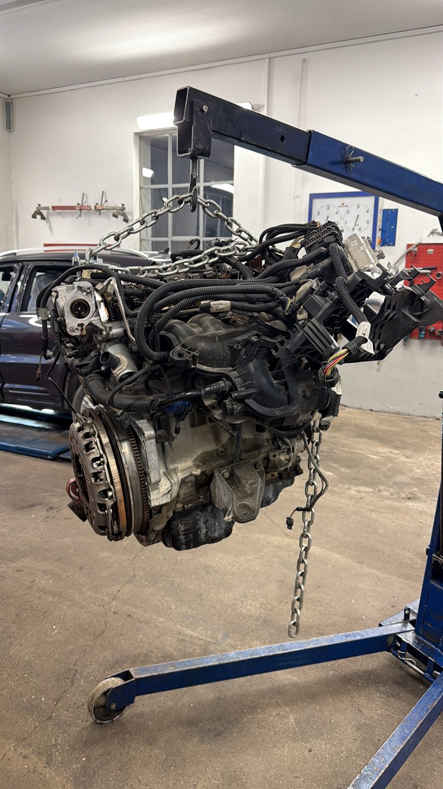 Ausgebauter Motor am Motorkran