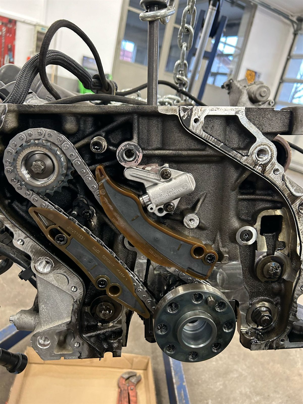 Freiliegender Steuertrieb bei Motorreparatur
