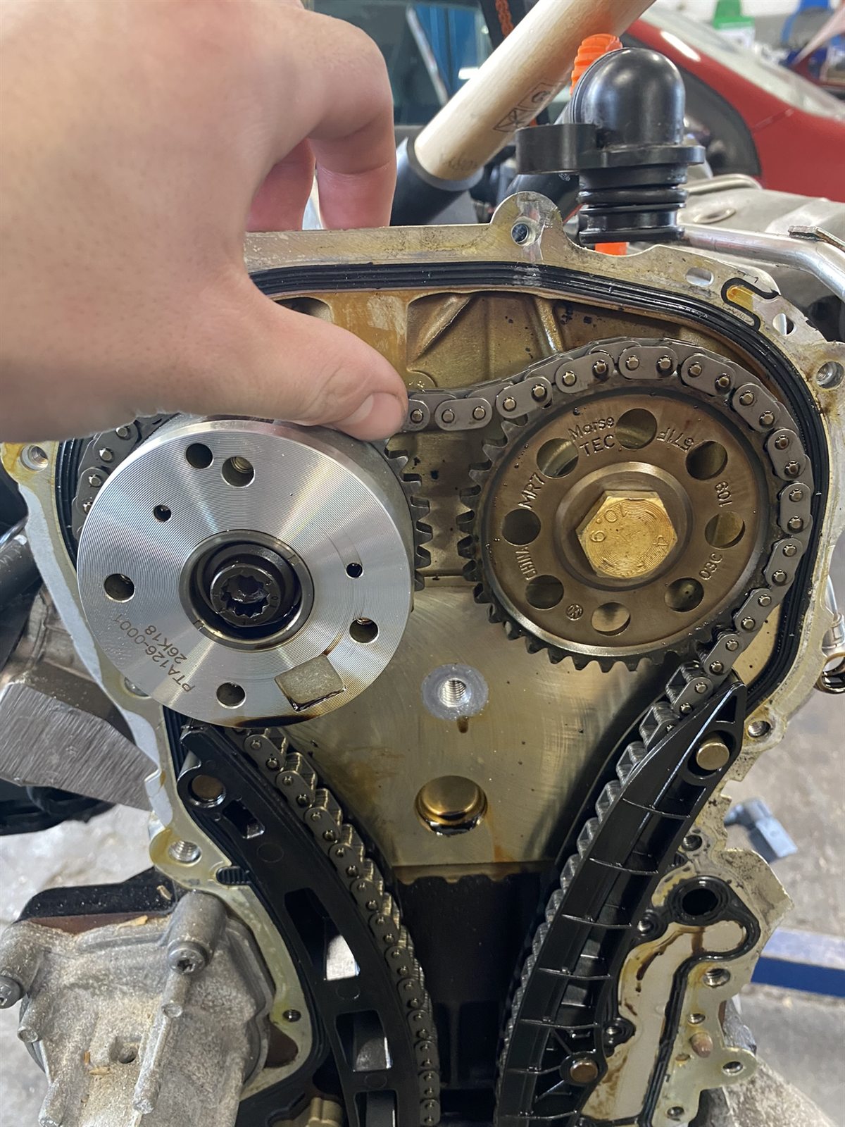 Steuerkette mit Kettenrädern während der Motorarbeit