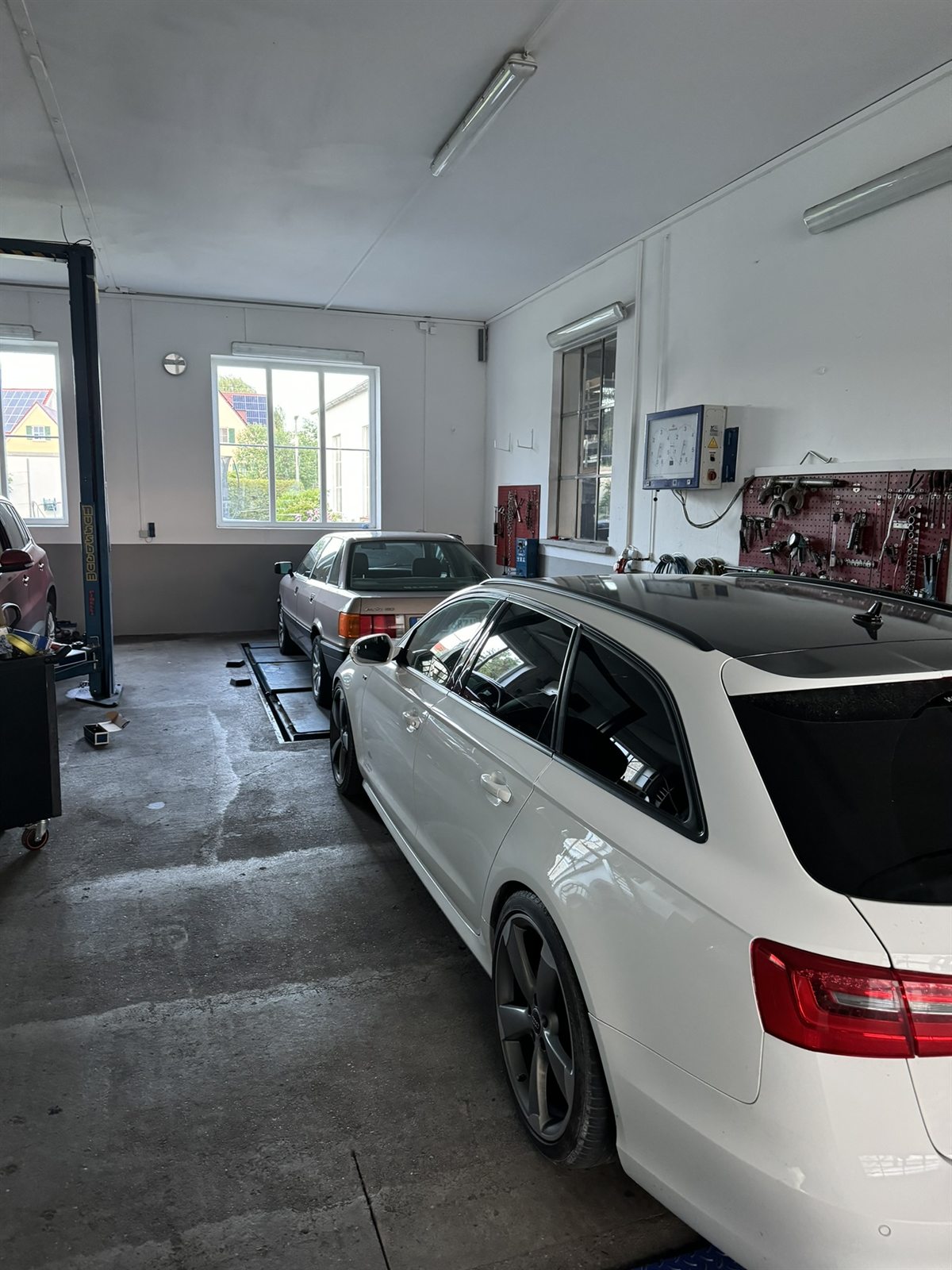 Fahrzeug auf dem Werkstattarbeitsplatz