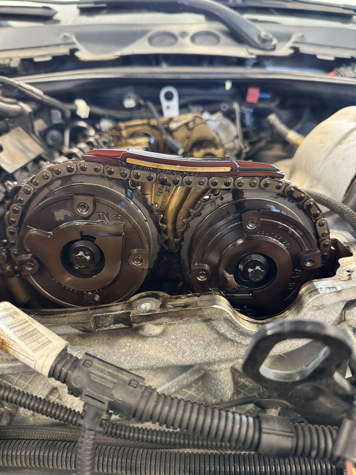 Steuerkettenbereich im Motorraum