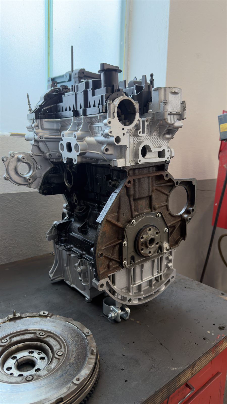 Teilweise aufgebauter Motor auf Montageständer