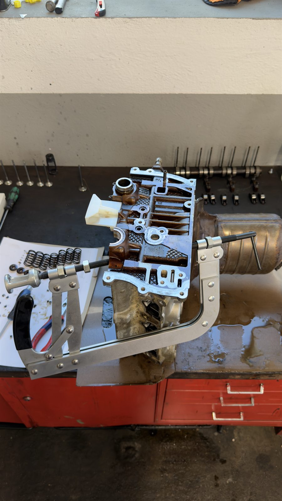 Zylinderkopf und Ventilteile auf der Werkbank