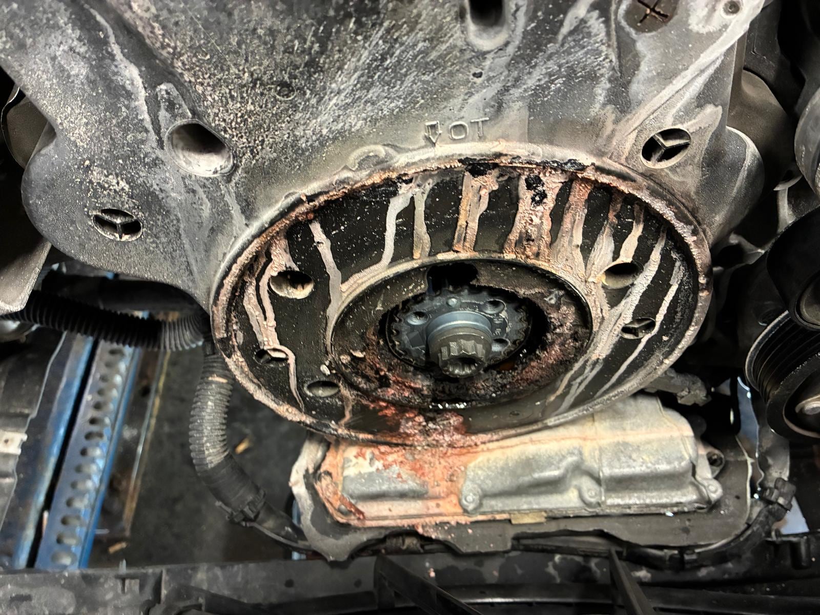 Detailaufnahme eines festsitzenden Injektorbereichs am Motor