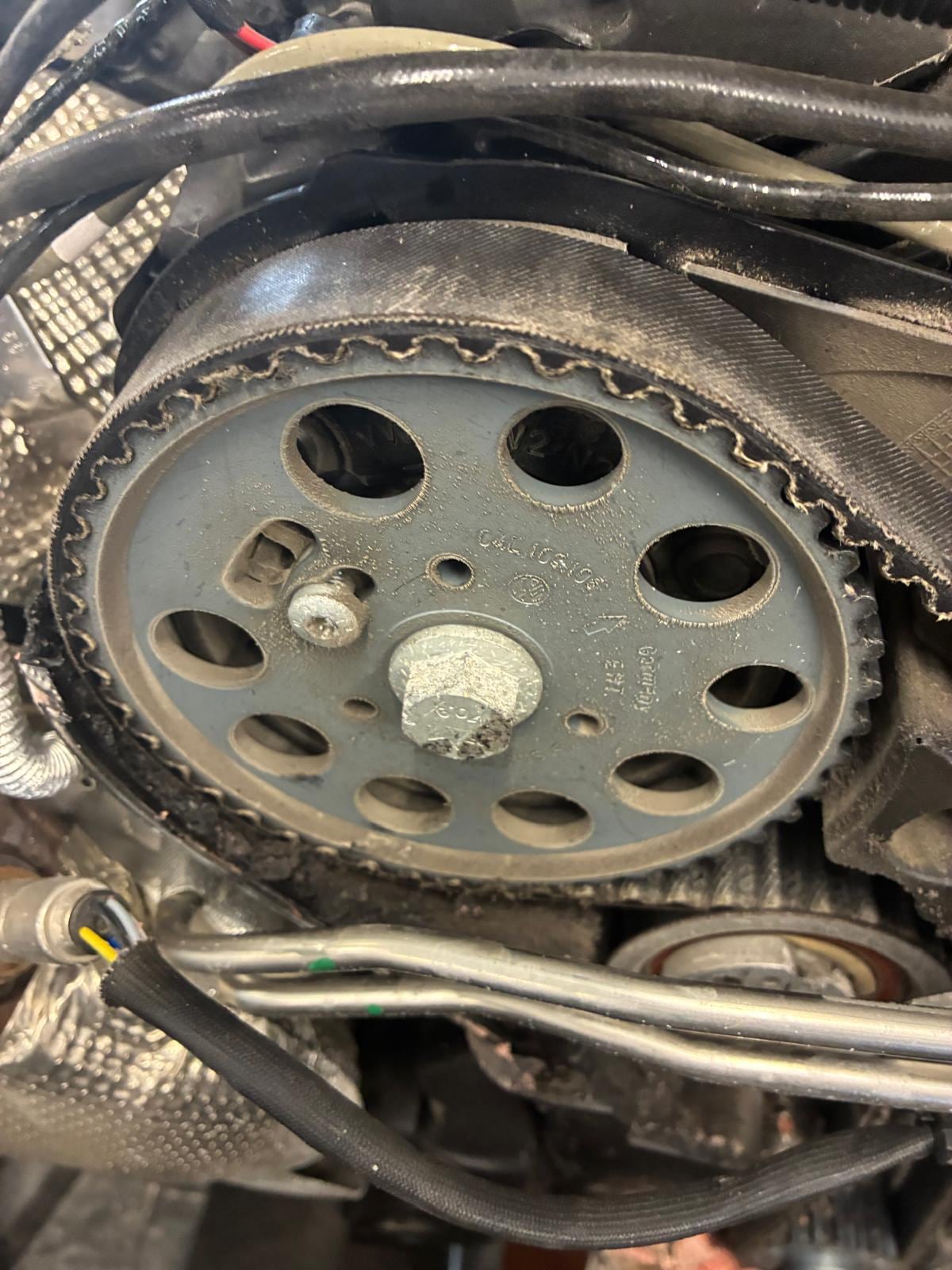 Riemenscheibe und Nebenaggregate im Motorraum