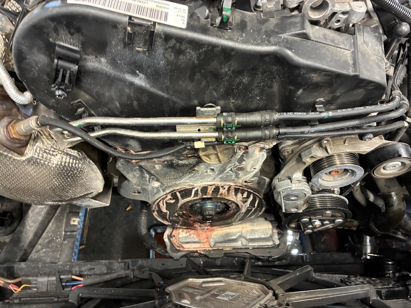 Motorarbeit mit freigelegtem Riementrieb und Anbauteilen