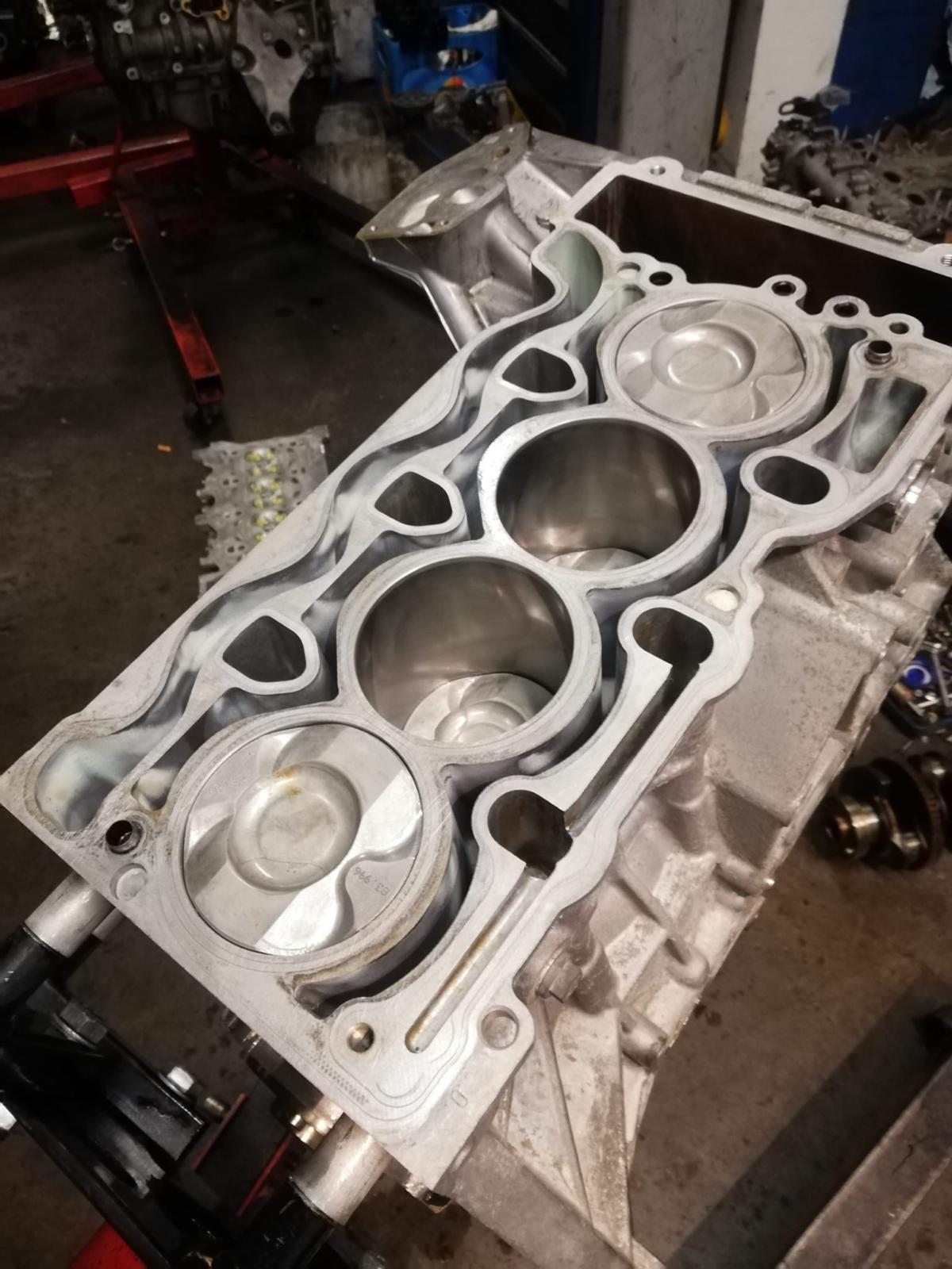 Geöffneter Motorblock mit Kolben und Zylindern