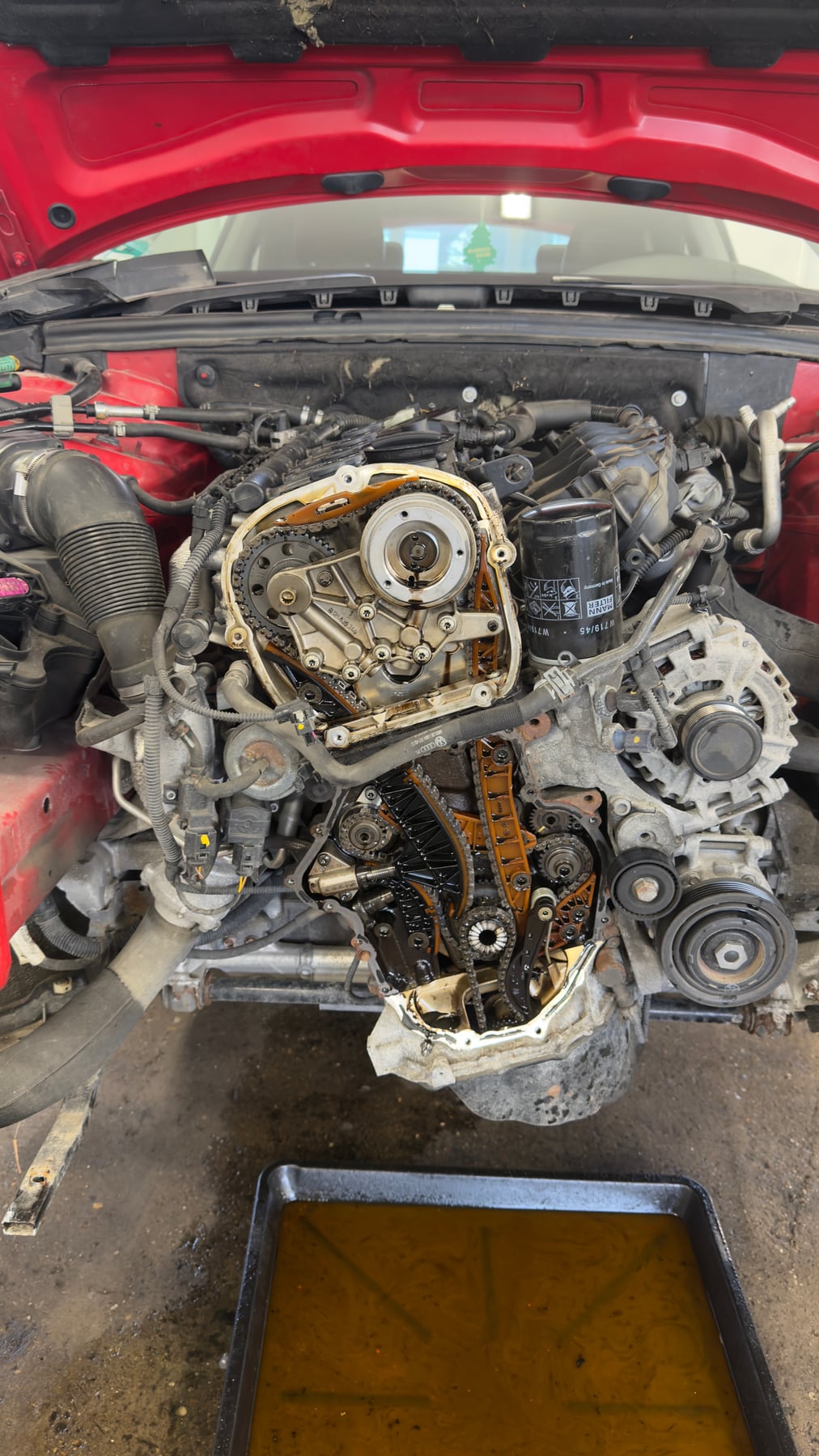 Ausgebauter Motor während einer Reparatur
