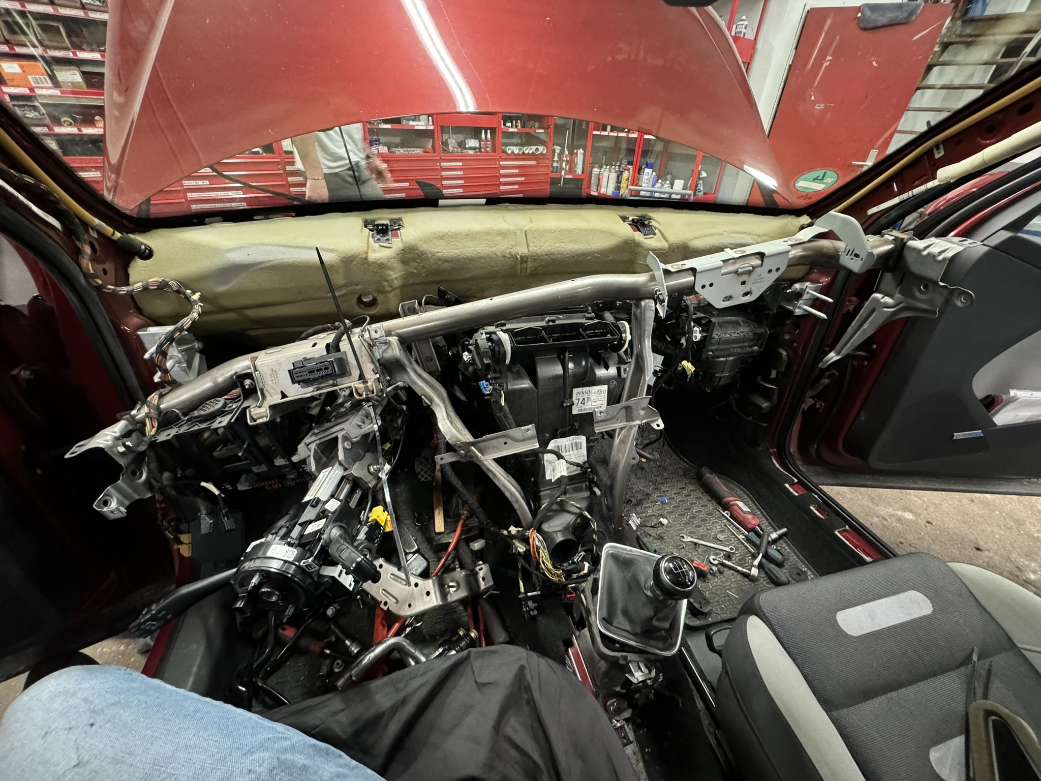 Geöffneter Motorraum während einer umfangreichen Reparatur